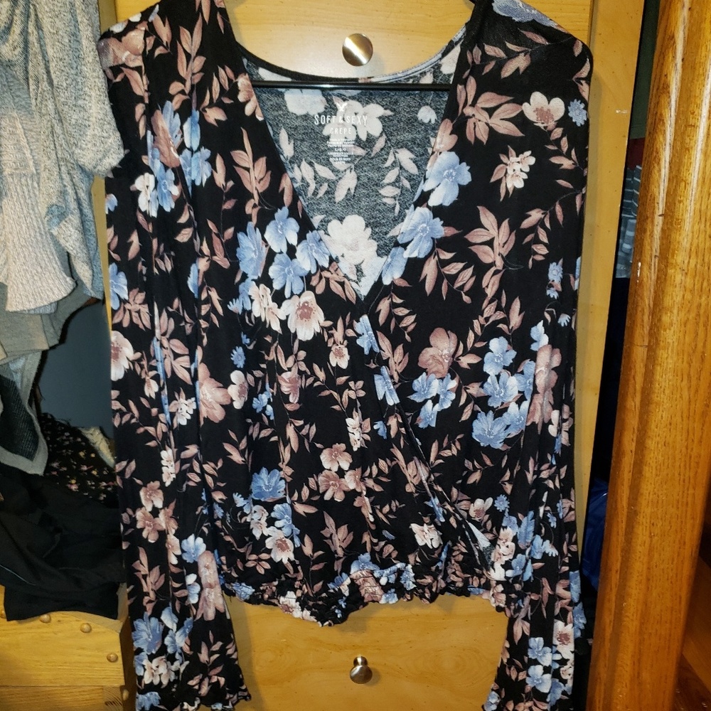 Soft & Sexy American Eagle Bell Sleeve V Neck Lg